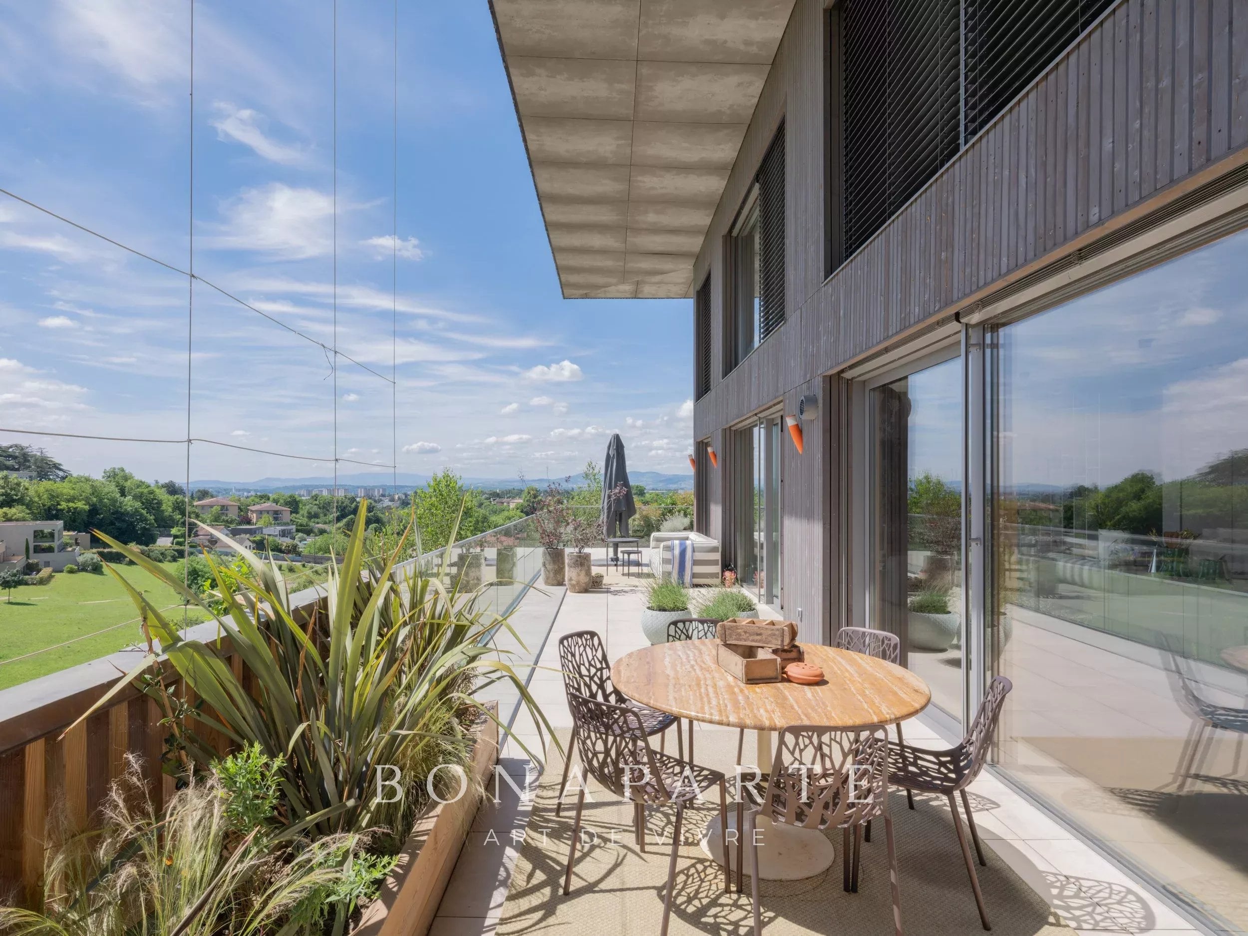 SAINT-DIDIER-AU-MONT-D’OR, VILLAGE, VILLA CONTEMPORAINE, PISCINE, VUE — TERRAIN CONSTRUCTIBLE DE 1 000 M², PROJET POTENTIEL DE 200 M²