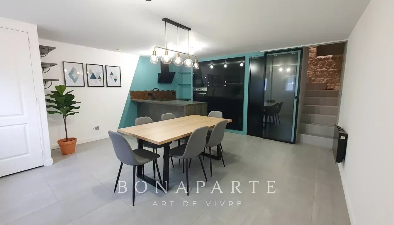 Jolie maison de bourg rénovée avec terrasse et grand jardin