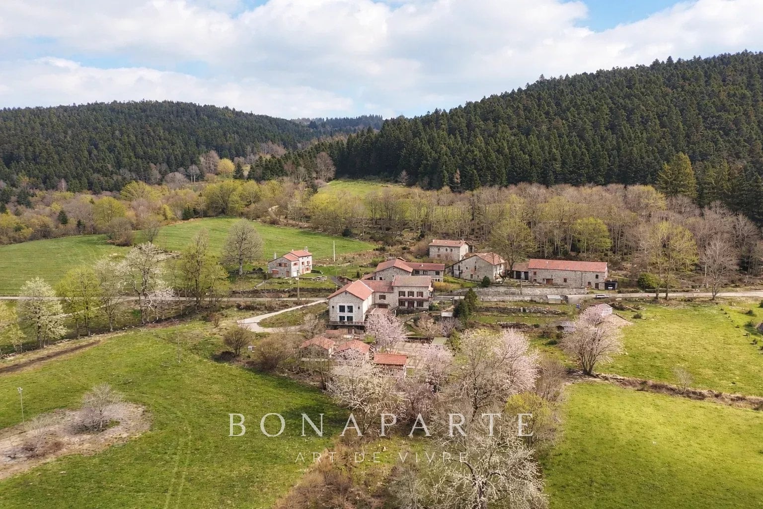 PROPRIÉTÉ DE CHARME AU CŒUR DU PILAT – RÉSIDENCE FAMILIALE & ACTIVITÉ TOURISTIQUE